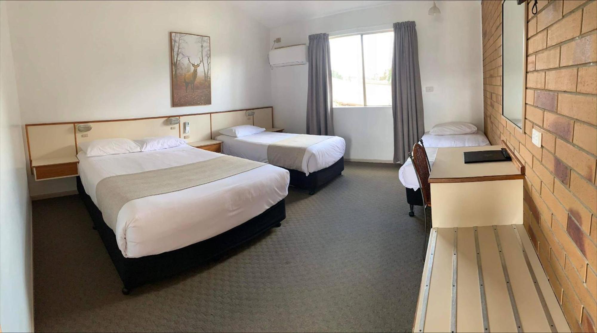 Wild Scotsman Motor Inn Gin Gin Qld Buitenkant foto