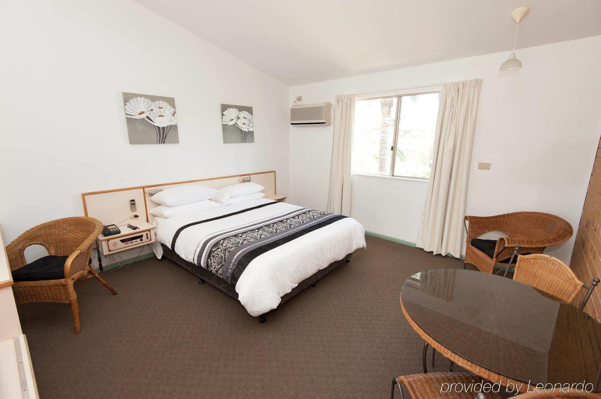 Wild Scotsman Motor Inn Gin Gin Qld Buitenkant foto